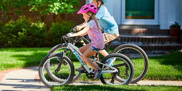 ¿Cómo enseñar a tu hijo a montar en bicicleta?